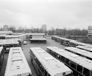 858390 Gezicht op het terrein van de autobusremise van het Gemeentelijk Vervoerbedijf Utrecht (G.V.U., Europalaan 8) te ...